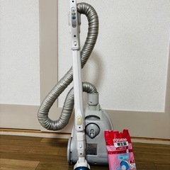 TOSHIBA 東芝　掃除機　2010年製【動作品・紙パック付き】の画像