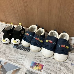 3足 
車　消防車　パトカー　スニーカー　サンダルの画像