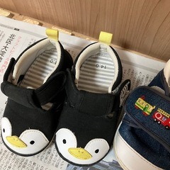 3足 
車　消防車　パトカー　スニーカー　サンダル