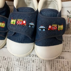 3足 
車　消防車　パトカー　スニーカー　サンダルの画像