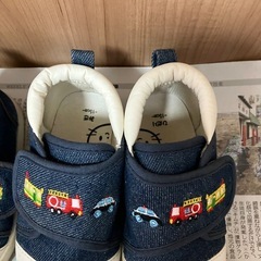 3足 
車　消防車　パトカー　スニーカー　サンダルの画像