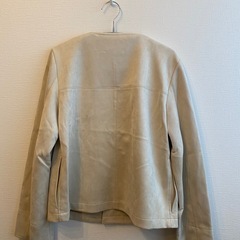 ベージュ ノーカラー スエード風ジャケットの画像