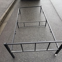パイプフレームベッド