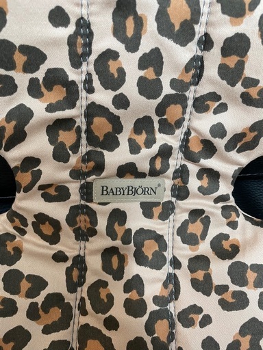 ☆希少ヒョウ柄☆ベビービョルン(BABYBJÖRN) ベビーキャリアMINI
