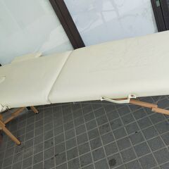 △ マッサージ施術用ベット 折りたたみマッサージベッド マッサージベッド マッサージ台 メーカー不明 マットに汚れと穴あきあり 現状渡しの画像