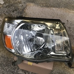 トヨタ タコマのヘッドランプ(右)中古