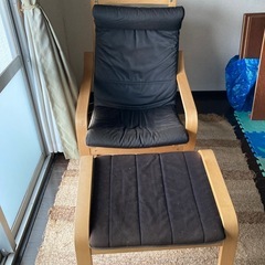 IKEAポエングとオットマン
