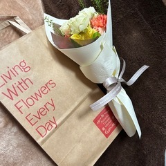 Aoyama Flower Market 花束　手提げ袋付きの画像