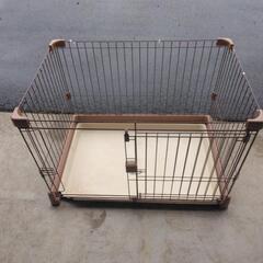 犬のゲージ？サークル？です。トレイに割れあります。