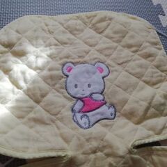 【無料】クマ刺繍 イエロー ベビーカーの汗取りパッドの画像