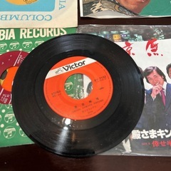 昭和レトロなシングルレコード盤の画像