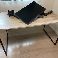 デスク、モニター、モニターアーム、シーリングランプ