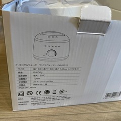 デスク、モニター、モニターアーム、シーリングランプの画像