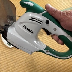マキタ　充電式　芝生　バリカン　MUM164D 10.9V 充電器　バッテリー付き
の画像