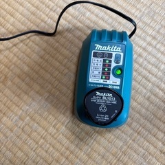 マキタ　充電式　芝生　バリカン　MUM164D 10.9V 充電器　バッテリー付き
の画像