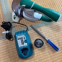 マキタ　充電式　芝生　バリカン　MUM164D 10.9V 充電器　バッテリー付き
の画像