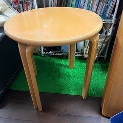 木製円形テーブルの画像