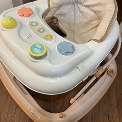 ベビーチェア。歩行器