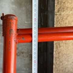 レトロ脚立（足場、パイプ、オレンジ、昭和、アンティーク）の画像