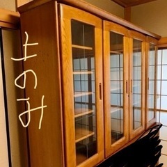 大きな食器棚上の扉の棚のみ