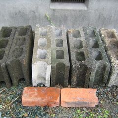 コンクリートブロック7個 と レンガ2個　