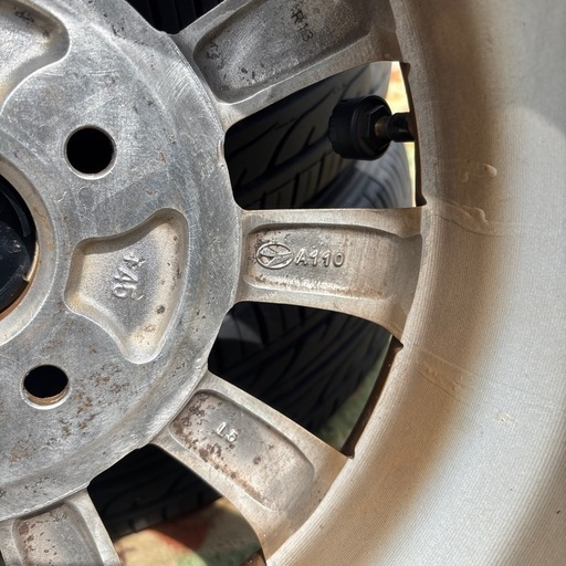 ゴールドのホイールと155/65R13タイヤのセット