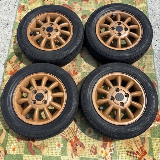 ゴールドのホイールと155/65R13タイヤのセット