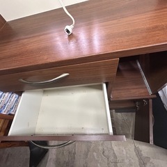 ガラスが可愛い食器棚の画像