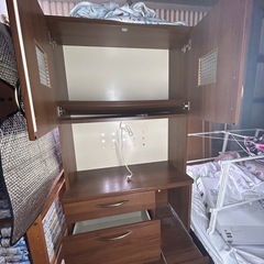 ガラスが可愛い食器棚の画像