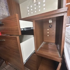 ガラスが可愛い食器棚の画像