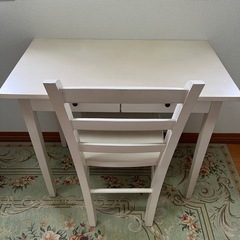 おしゃれな白のデスク&イスの画像