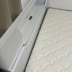 ダブルベットマットレス、フレーム付きの画像