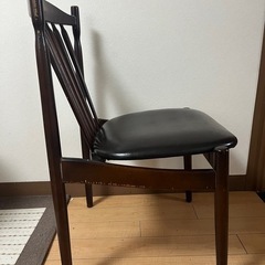 木製椅子の画像