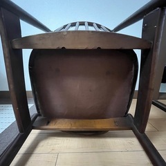 木製椅子の画像