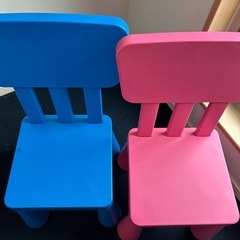 IKEA 子供用チェア　2個セット（ﾌﾞﾙｰ・ﾋﾟﾝｸ）の画像
