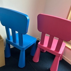 IKEA 子供用チェア　2個セット（ﾌﾞﾙｰ・ﾋﾟﾝｸ）の画像