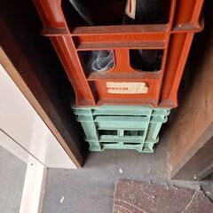 空の一升瓶13本とケース2たつの画像