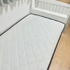 【18日まで】コンセント付き　シングルベッド　　マットレス付きの画像