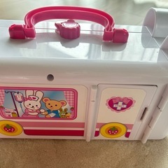 無料メルちゃん救急車とその他おもちゃの画像