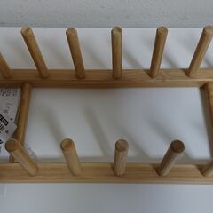 【無料】【新品】IKEA（イケア）OSTBIT（オストビット）竹製プレートホルダー　お皿立て　商品番号003.133.22　定価299円のお品物の画像