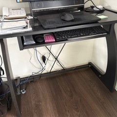 ガラス天板のパソコンデスク