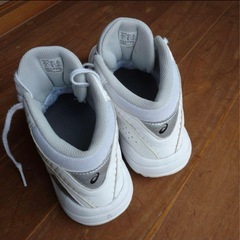 バスケットシューズ　23センチ
の画像