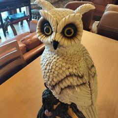白フクロウの木彫り像の画像