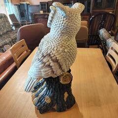 白フクロウの木彫り像の画像