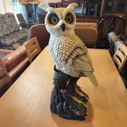 白フクロウの木彫り像