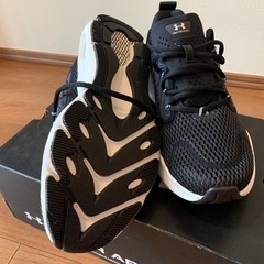 Under Armour ブラック スニーカーの画像