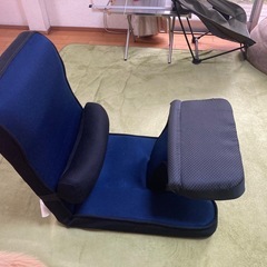 【ほぼ未使用】《ニトリ》ゲーミング座椅子　専用テーブルカバー付（LC-B12TAB ネイビー）の画像