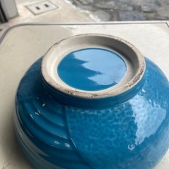 鮮やかなブルーの花器の画像