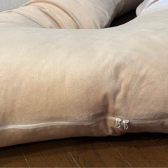 包み込まれる大型の抱き枕 の画像