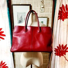 艶やか＆上質感。美しい紅色と繊細な細工が楽しいリアルレザーバッグ、いかがでしょうか？の画像